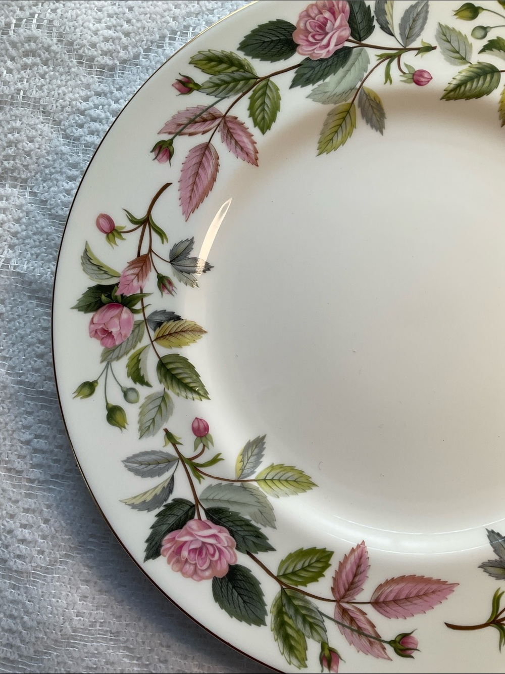 Wedgwood Hathaway Rose Porcelain China Dinner Plate with Gold Trim